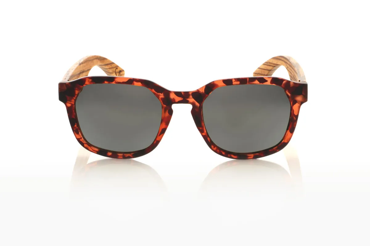 Wood eyewear of Zebrano MOON CAREY. MOON CAREY are everything you need to give an interesting twist to your routine. With their tortoiseshell frames in matte brown and black tones and hexagonal shape, these glasses capture the essence of everyday style. The special part comes with the Zebrano wood shafts, whose unique grain ensures that no two pairs are the same. Comfortable, with total protection and perfect for any adventure under the sun. They are a basic with an extra touch. Give your look that something special. Front measurement: 148x50mm. Caliber: 53. for Wholesale & Retail | Root Sunglasses® 